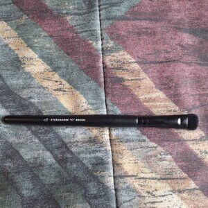 E.L.F - Eyeshadow C Brush # 2